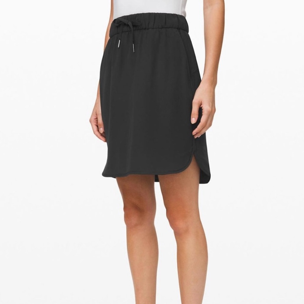 Lululemon Black On the Fly *21” Skirt size 8, new with out tags, pockets